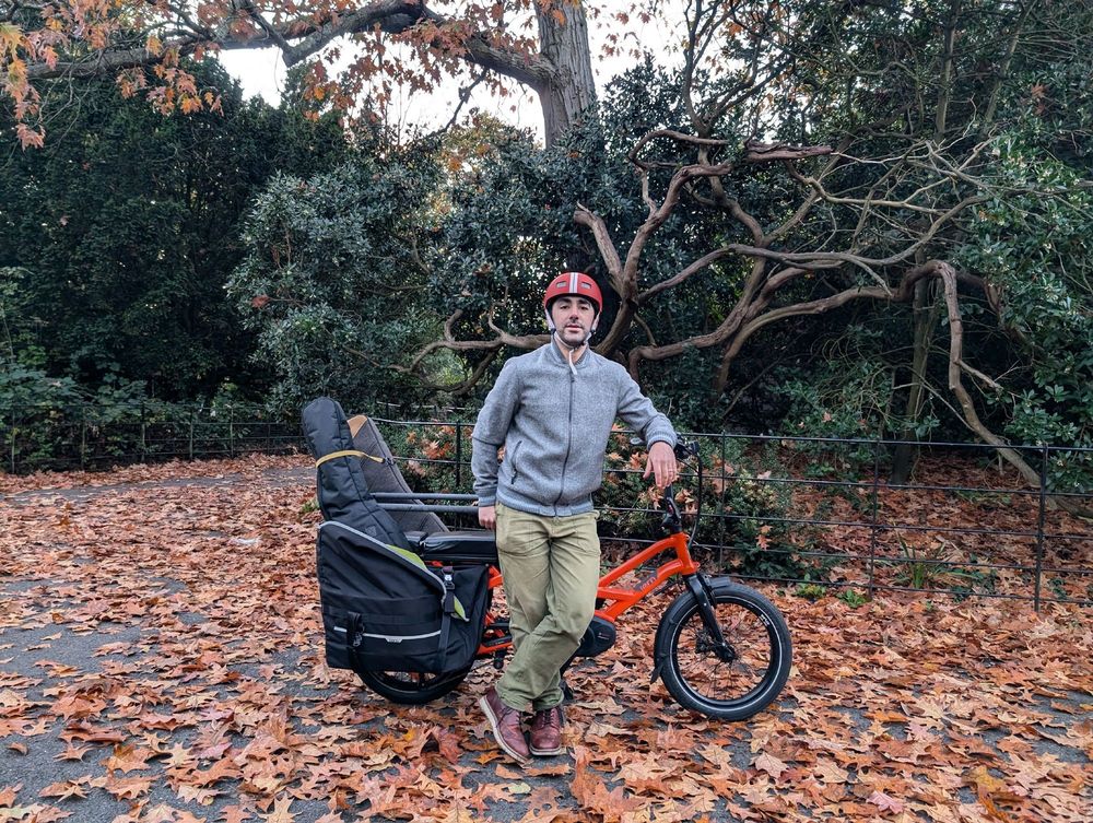 Tern GSD with 2 guitars surrounded by brown, crunchy leaves.