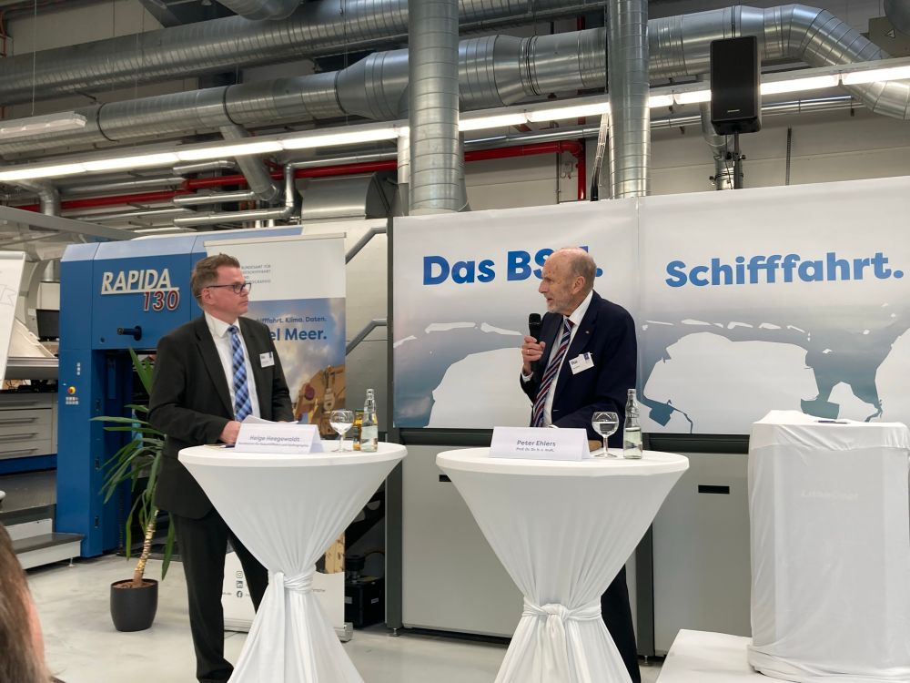 BSH Präsident Hegewaldt mit Prof. Peter Ehlers.  