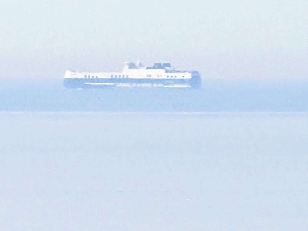 Eine Fähre verschwindet in der aufsteigenden Feuchtigkeit des Meeres 