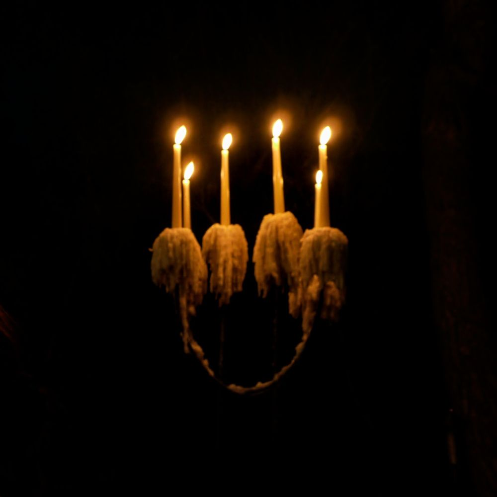 Ein Leuchter mit sechs Wachskerzen