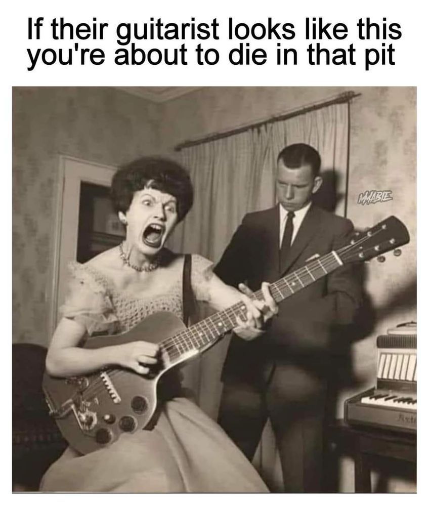 AI-genererad kvinnlig 50-talsgitarrist med permat hår och klänning samt lite för många fingrar på vänsterhanden och ett avgrundsvrål i hela fejan; I bakgrunden en kostymklädd man och på ett litet bord ett dragspel. Bildtexten lyder "If their guitarist looks like this you're about to die in that pit"