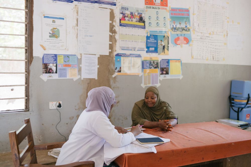 Nurse consulting a female patient (Photo: Muna Ally/Swiss TPH/EPLF/D-tree)