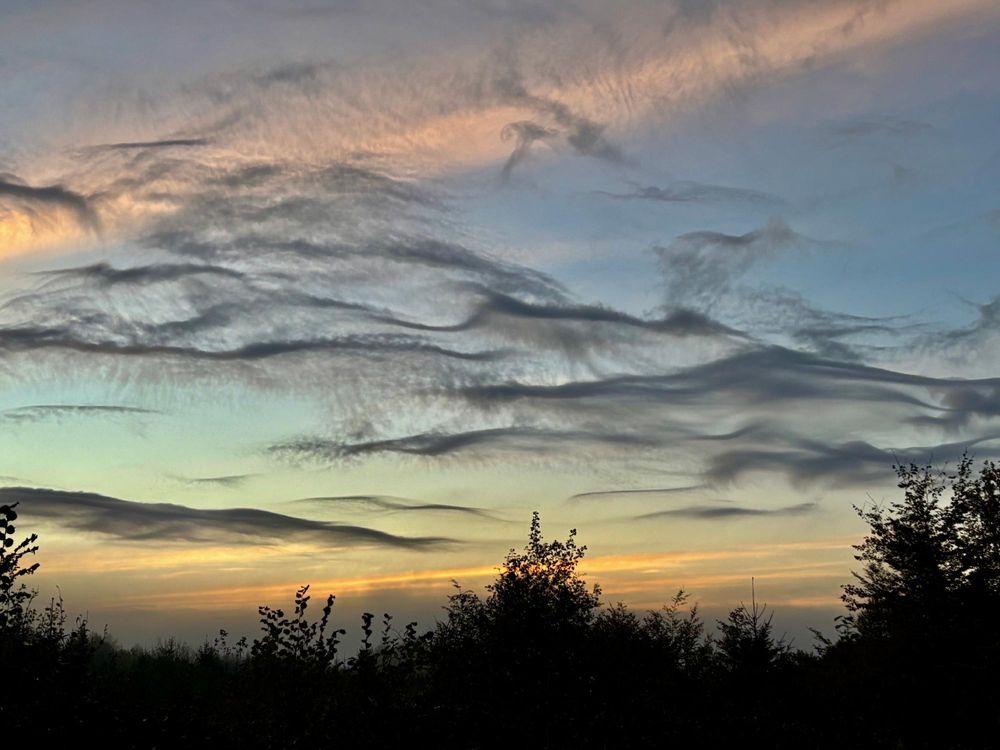 ein Sonnenuntergang mit Wolken am Himmel