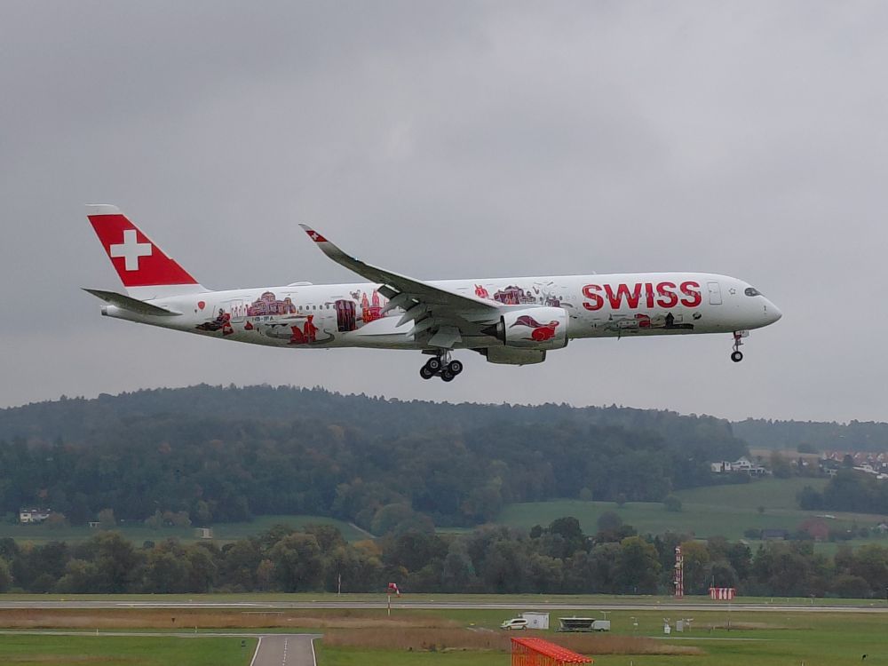 A350 landet in Zürich.