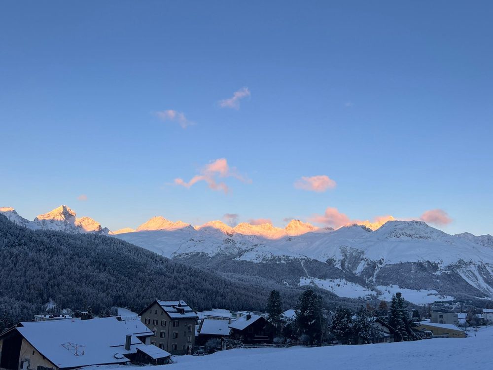 Sonnenaufgang über frisch verschneitem Gelände