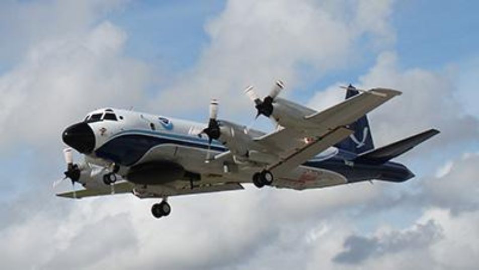 Ein Flugzeug fliegt am Himmel.