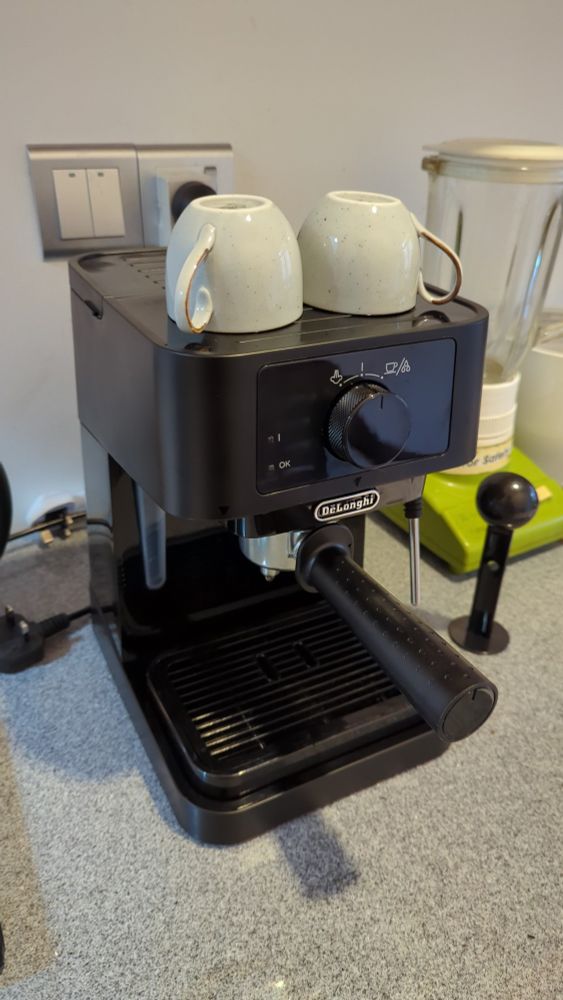 A De'Longhi Stilosa coffee machine in black.