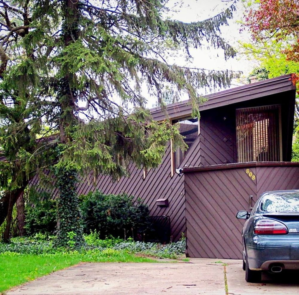 My photo of the Helen Unseth House (1940) in Park Ridge, IL showing a modernist design by architect Bruce Goff 
