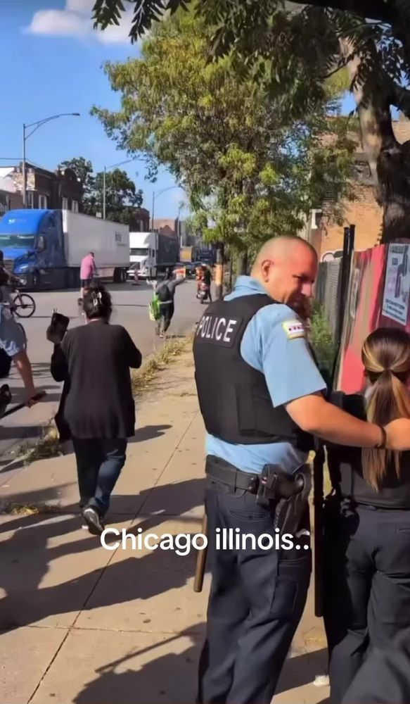 Los agentes de policía de Chicago fueron vistos con los ojos llorosos, tosiendo y luchando por respirar después de que lo que podría haber sido gas lacrimógeno o humo fuera liberado esta tarde en la 3...