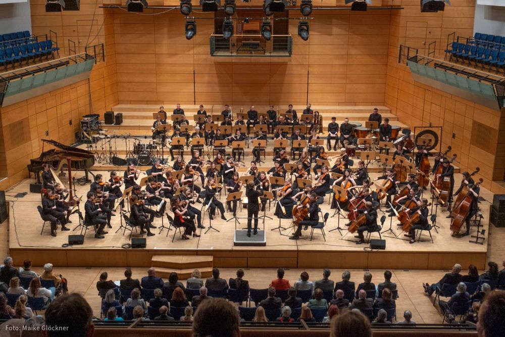 Impression vom Großen Frühjahrskonzert in der Händel-Halle 2024. Auf der Bühne spielt das Akademische Orchester.