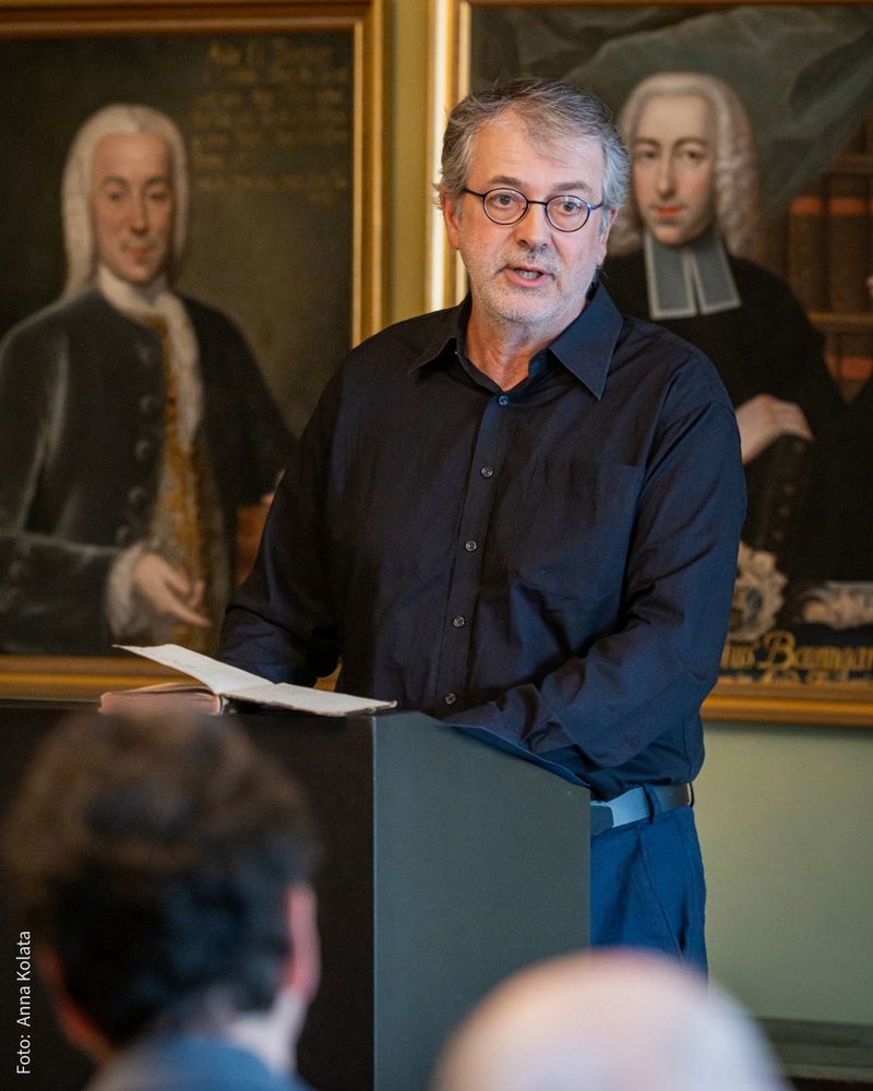 Jens Kotjatko-Reeb, Hebräisch-Lektor an der MLU, steht am Rednerpult. Er verdeutlichte die Bedeutung Woskin-Nahartabis für sein Fach.