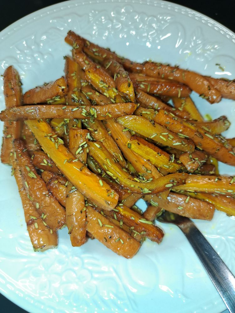 Ungsbakade morotsstavar med rosmarin, salt, peppar, och margarin 