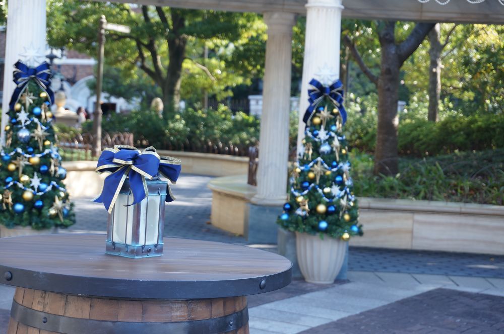 青を基調としたテーブルとツリー