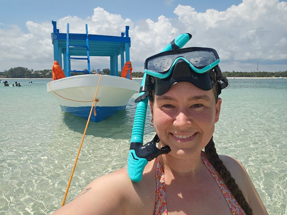 Selfie mit Taucherbrille und Schnorchel vor dem weiß-blauen Boot