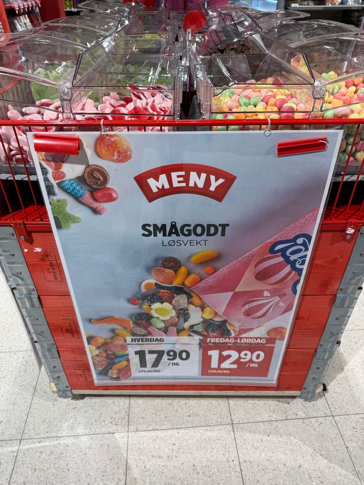 Smågodt til hverdagspris 17,90 og fredag- og lørdagspris 12,90.