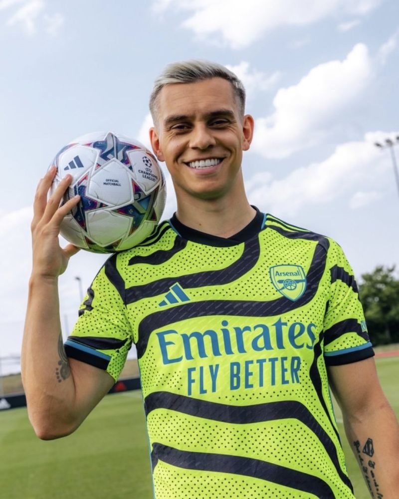 Leandro Trossard: "When I chose Arsenal, I knew it was going to be harder. I am now at a top club where only good players walk around. The season is still long. I do know that my chances are still coming and that I will get minutes. 

"The club has also bought in more, just because we want to participate on all fronts. In the Champions League, the cups and league... 

"We have a game every three days, so it's impossible to play with the same guys every time. It's up to me to show myself when I get a chance. The coach told me that too."