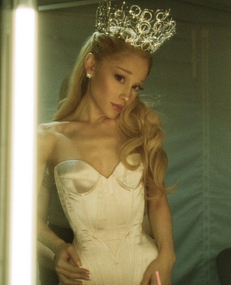 ariana grande as glinda