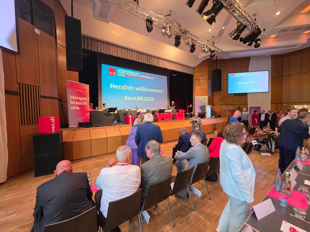 Blick auf das noch leere Podium im Konferenzsaal
