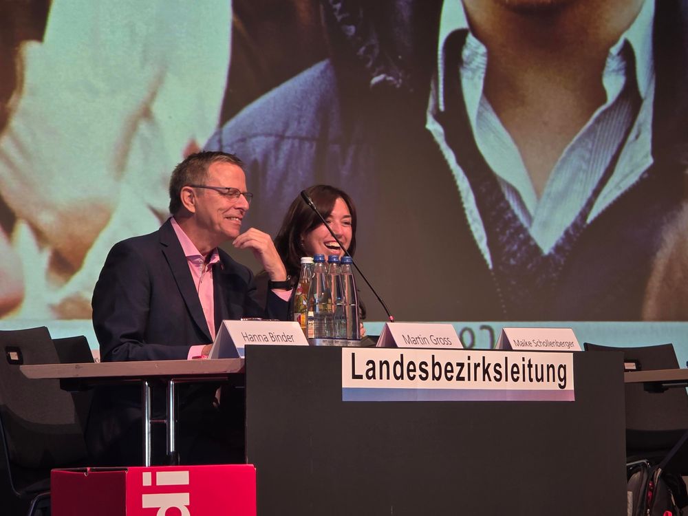 Martin Gross und Maike Schollenberger auf dem Podium sitzend