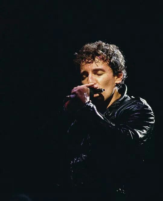 Bruce Springsteen durant un concert tocant l’armònica