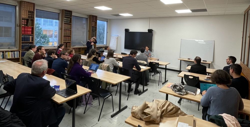Photo de la salle 205 de l’Ecole de droit, avec des gens dedans et la conférencière 