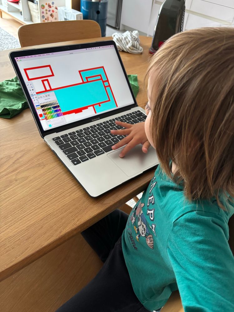 Mi hijo pequeño usando una aplicación de dibujo en el ordenador