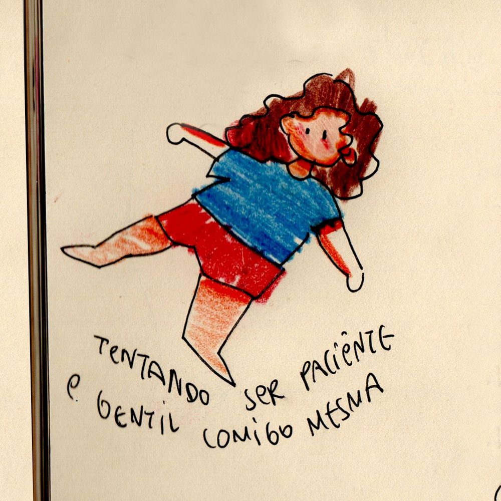 Uma pequena ilustração feita com lápis de cor. Uma figura de uma mulher flutuando de braços abertos. Embaixo dela, escrito "Tentando ser paciente e gentil comigo mesma"