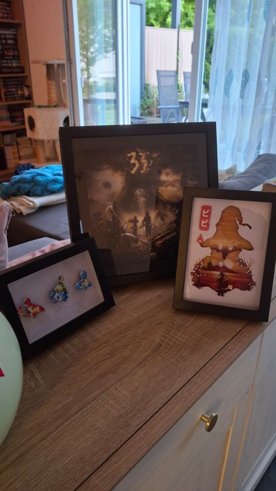 Des cadres "diorama", avec des scenes en relief, via plusieurs couches d'images.

Ici des dioramas Pikemon, Bibi (ff9), et Expedition 33.