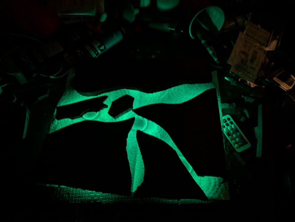 Green LEDs between the layers for a lighting effect 