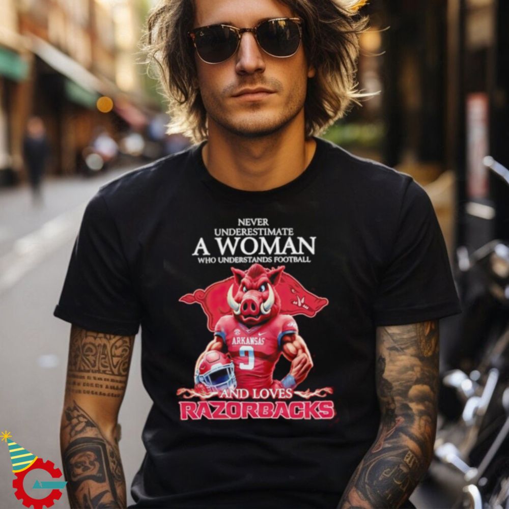 Never Underestimate A Woman Who Understands Football And Loves Arkansas Razorbacks shirt - Limotees Fashion t-shirt online