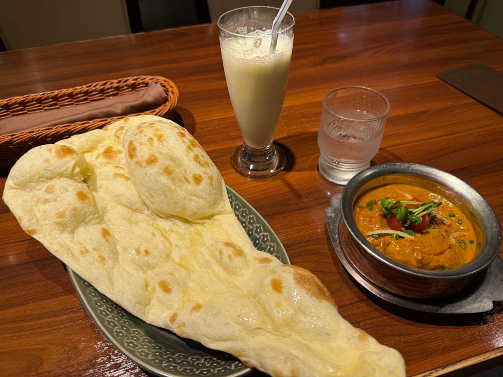 チキンベイガンカリー、バナナラッシー、ナン。