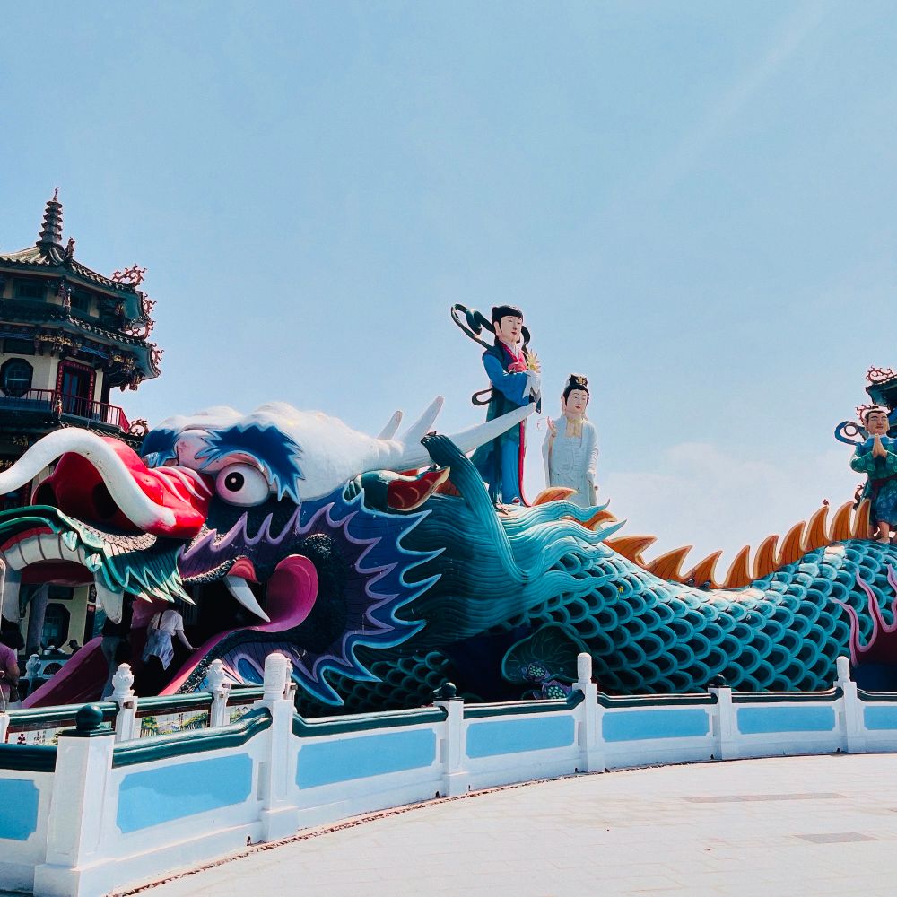 高雄左營 春秋閣 騎龍観音像（中が通路になっている巨大な龍の像とその上に立つ観音菩薩）の写真