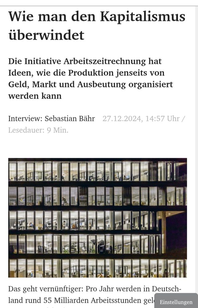 Zu sehen ist ein Bürogebäude in dem die Fenster hell erstrahlt sind und in vielen Büros gearbeitet wird.