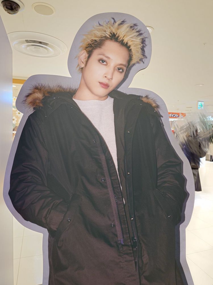 鈴木昂秀さんのパネルの上半身をアップで撮った写真