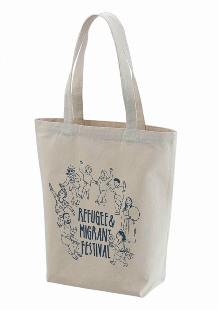 難民・移民フェスのオリジナルトートバッグ「みんなで踊る」の完成予想写真。REFUGEE & MIGRANT FESTIVAL のロゴのまわりを踊る人々のイラスト。白いコットン生地に紺色の1色刷り