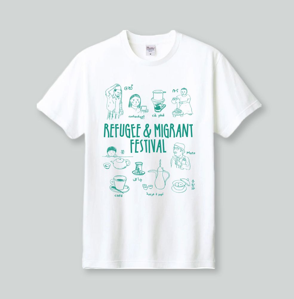 難民・移民フェスのオリジナル「お茶Tシャツ」。新作は白いTシャツにミントグリーンの１色刷り。世界のお茶とコーヒー、およびその仲間たちが大集合！シンハラ語、ビルマ語、ベトナム語、アムハラ語、中国語、フランス語、ペルシャ語、アラビア語、スペイン語、韓国語の多様な文字をお楽しみください。イラスト：金井真紀／デザイン：川名潤
