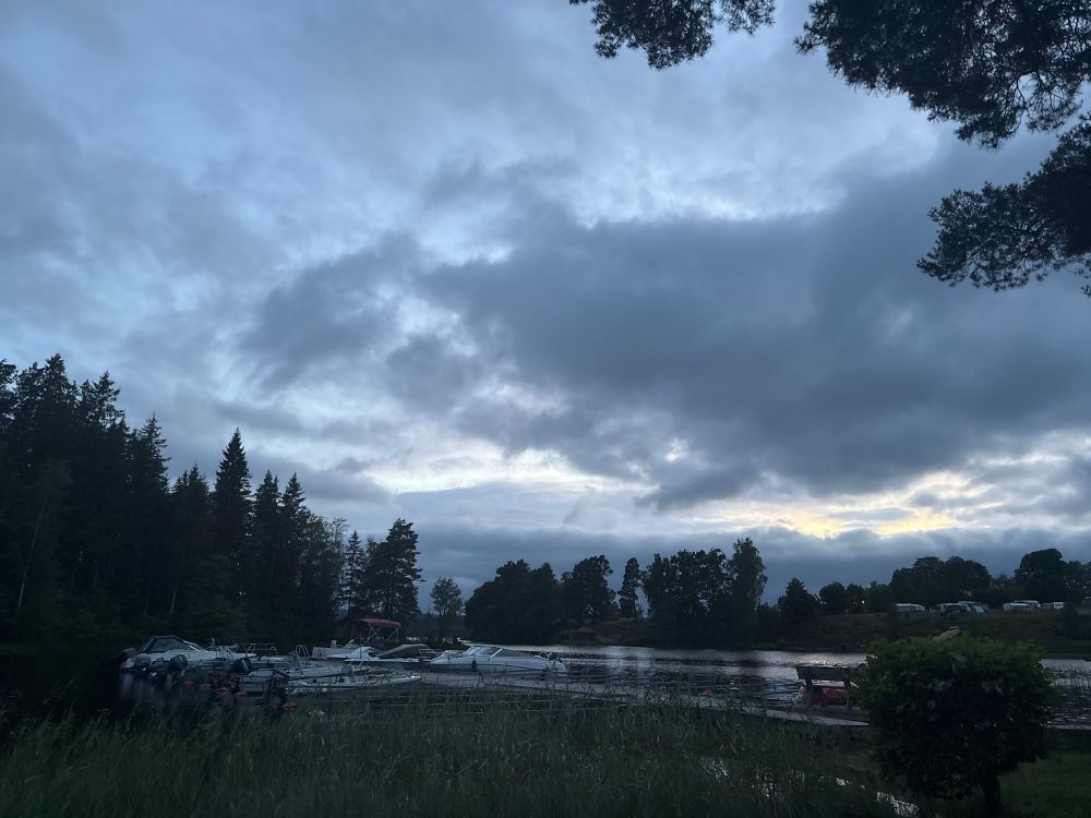 23:00 in Schweden, es ist noch immer hell. Ein Panoramafoto.