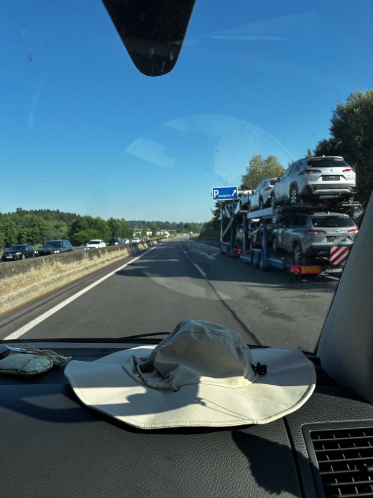 Foto auf der Autobahn, wobei die Gegenspur voll mit Autos ist, die eigene Fahrspur quasi leer