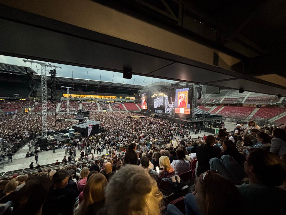 Foto einer Menschenmasse im Wörtherseestadion beim Robbie-Williams-Konzert