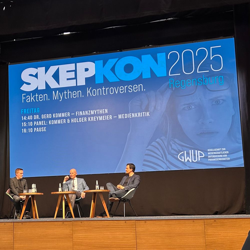 Diskussionspanel: "Zwischen Aufklärung und Clickbait – Gedanken zu einem skeptischen Medienkonsum". Mit Holger Kreymeier, Gerd Kommer und Nikil Mukerji.