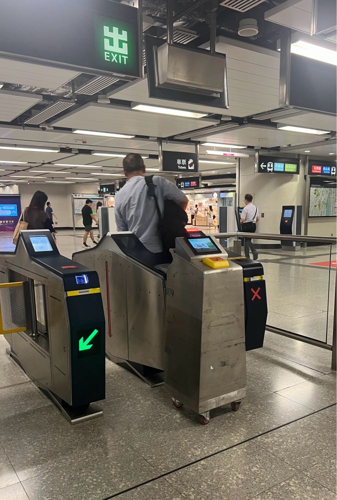 Temporary transport card reader with angled metallic sides