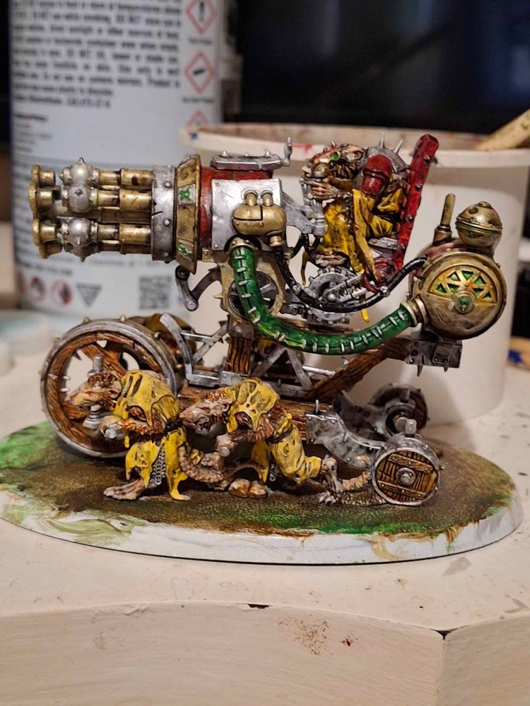 Four Skaven pushing a big gatling gun being piloted by a fifth Skaven 