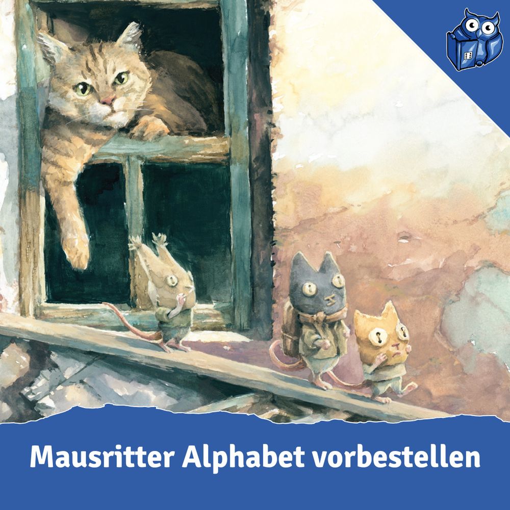 Mausritter Alphabet Illustration zeigt eine charmante Szene mit einer großen orangefarbenen Katze, die neugierig aus einem türkisfarbenen Fenster schaut, während unten drei kleine Mäuse in Rüstung mit Katzenmasken als Verkleidung vorsichtig vorbeischleichen. Die atmosphärische Aquarell-Illustration von Lutz Winter zeigt warme Erdtöne und eine clevere Tarnung der Mäuse-Abenteurer. Unten steht 'Mausritter Alphabet vorbestellen' mit System Matters Logo.