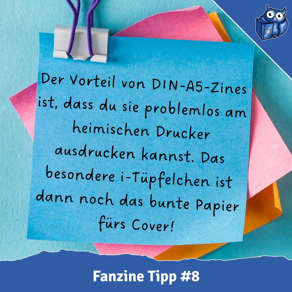 Ein blauer Notizzettel mit Büroklammer auf türkisfarbenem Hintergrund. Der Text lautet: 'Der Vorteil von DIN-A5-Zines ist, dass du sie problemlos am heimischen Drucker ausdrucken kannst. Das besondere i-Tüpfelchen ist dann noch das bunte Papier fürs Cover!' Unten steht 'Fanzine Tipp #8'. Das System Matters Eulen-Logo ist in der oberen rechten Ecke zu sehen.