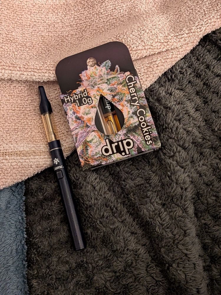 a picture of my ouid pen with an empty cart attached and a fresh one in a box next to it