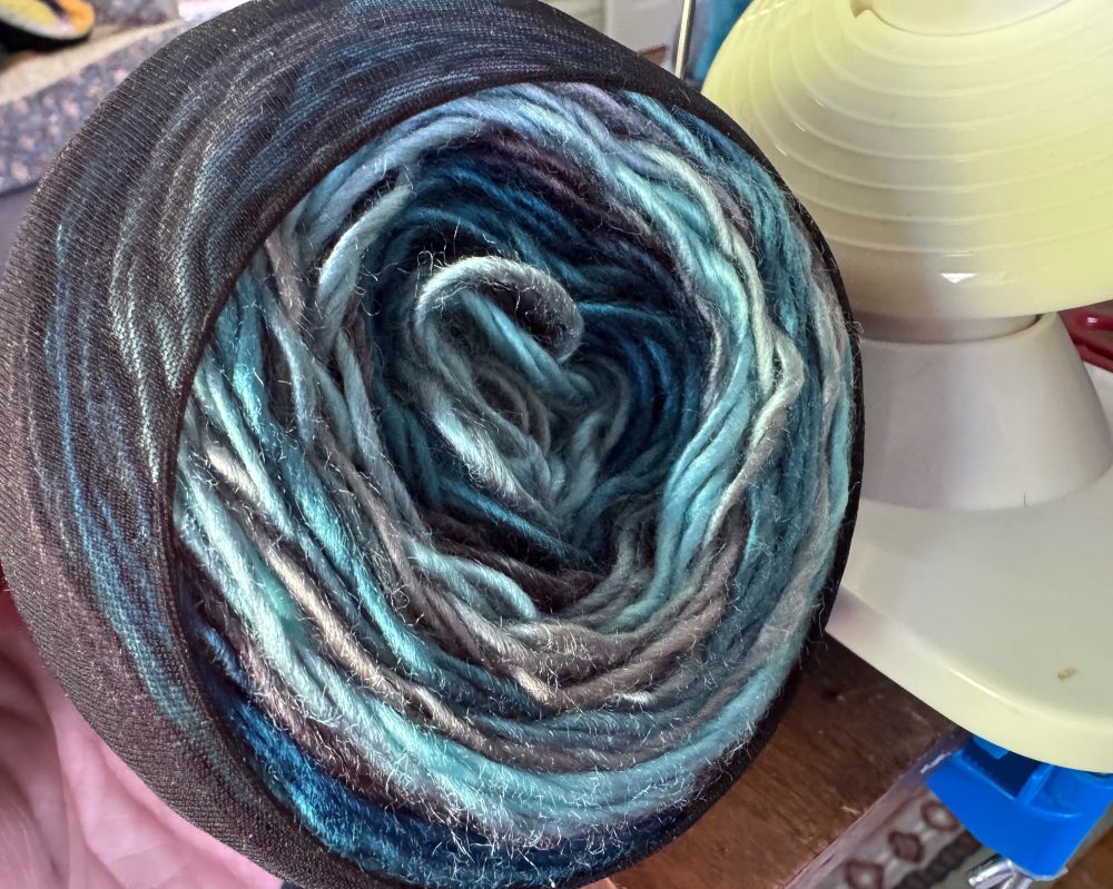 Stretch the nylon tube to cover the yarn cake sides.