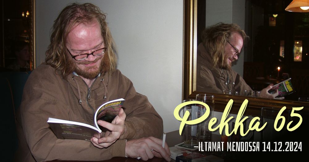 Mies (Pekka Myllykoski) lukee peilin vieressä kirjaa hymyssä suin.