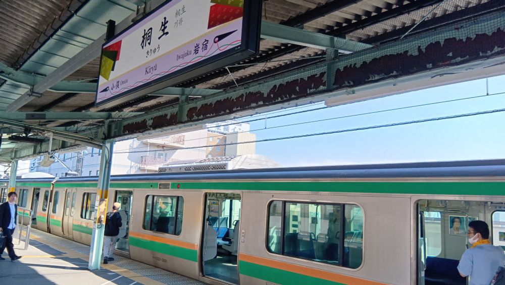 桐生駅の駅名標とE231