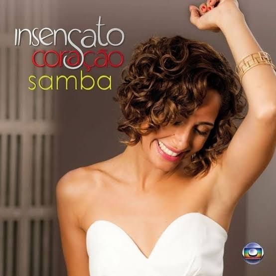 Camila Pitanga no encarte do CD Insensato Coração Samba. Mulher negra com um dos braços erguidos dançando, descontraída