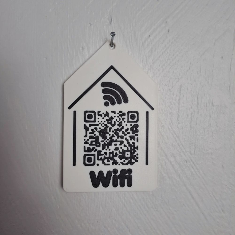 Plaque à accrocher au mur représentant une maison avec un QR code